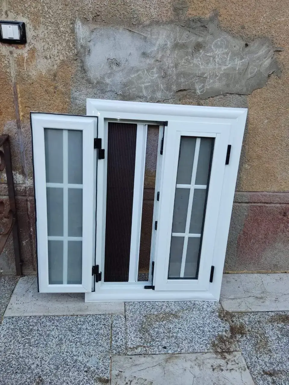 شبابيك مفصلي ألوميتال باللون الأبيض مع زجاج شفاف
